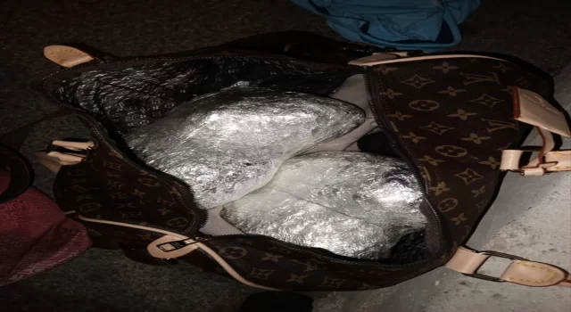 Adana’da otomobilde 1 kilo 950 gram esrar ele geçirildi