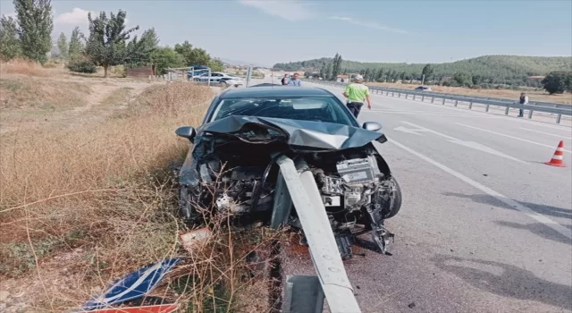 Kütahya’da bariyere saplanan otomobildeki 2 kişi yaralandı