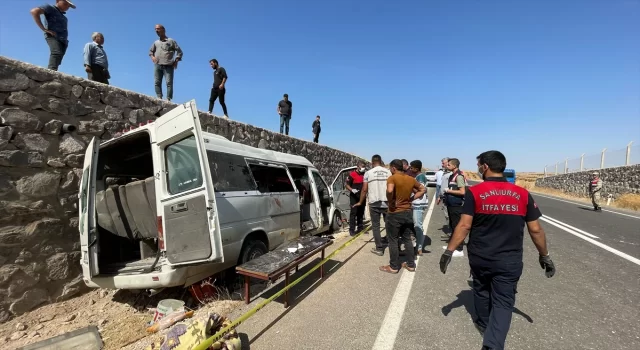 Şanlıurfa’da tarım işçilerini taşıyan minibüs istinat duvarına çarptı, 3 kişi öldü, 17 kişi yaralandı