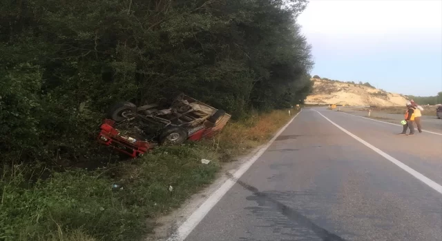 Kastamonu’da karacaya çarpmamak için manevra yapan kamyonet devrildi