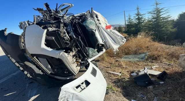 Burdur’da direğe çarpan kamyonetteki bir kişi öldü, bir kişi yaralandı