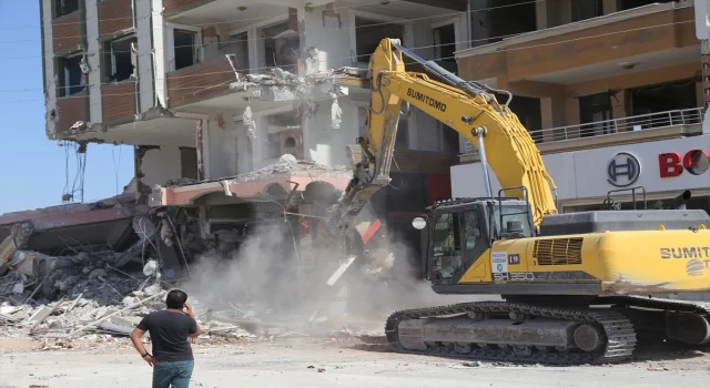 Hatay’da ağır hasarlı binaların kontrollü yıkımı sürüyor