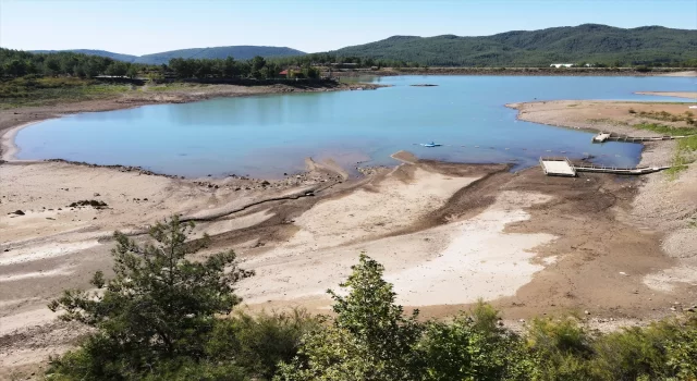 Muğla’daki Ula Göleti’nde su seviyesinin düşmesiyle adacıklar oluştu