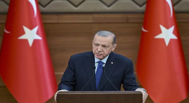 Cumhurbaşkanı Erdoğan: ”Çizgimiz ve duruşumuz belli, ne kaçak göçmene müsaade ederiz, ne de fitne tacirlerine müsaade veririz.”