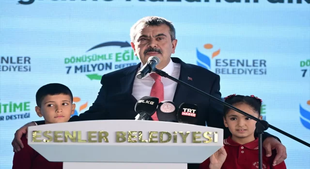 Bakan Tekin, Esenler Belediyesince geri dönüşümden elde edilen defterlerin dağıtım töreninde konuştu: