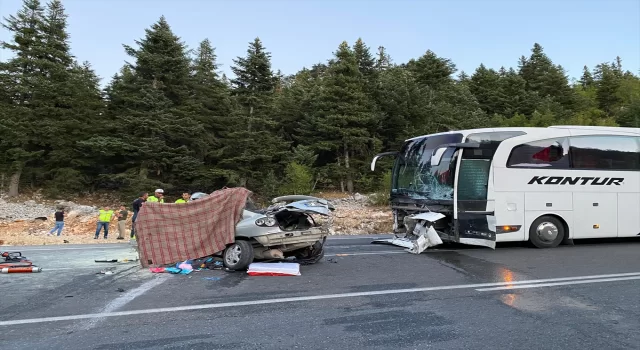 Antalya’da yolcu otobüsüyle araba çarpıştı, 1 kişi öldü