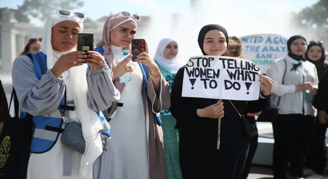 Avusturya’da, Fransa’daki okullarda uygulanan abaya yasağı karşıtı gösteri düzenlendi