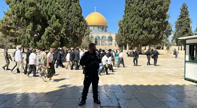 Fanatik Yahudi yerleşimciler, İsrail polisi eşliğinde Mescidi Aksa’ya baskın düzenledi