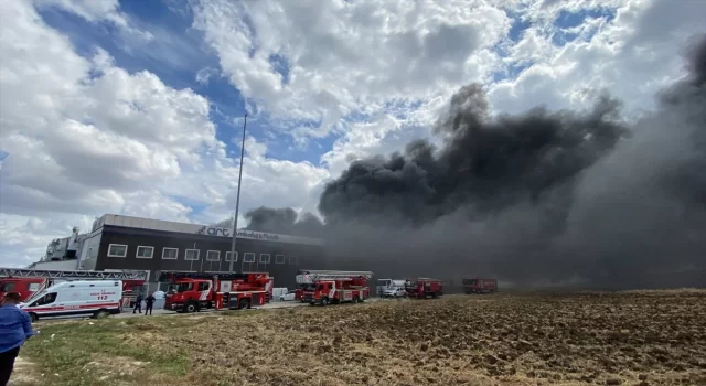 Silivri’de fabrikada çıkan yangına ekipler müdahale ediyor