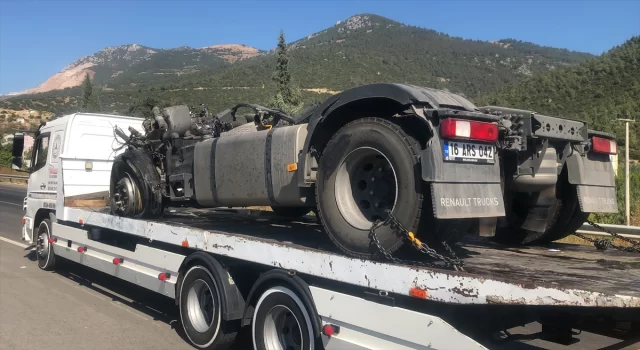 Bursa’da iki tır ve otobüsün karıştığı kazada 2 kişi öldü, 4 kişi yaralandı