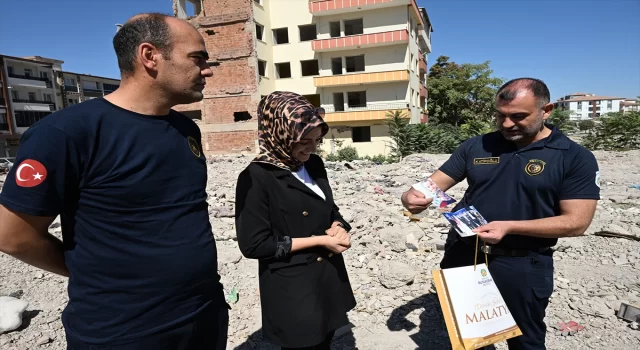 Malatya’da itfaiyeciler depremde enkazdan çıkan özel eşyaları sahibine teslim etti