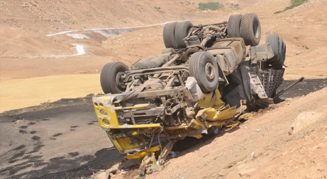 Şırnak’ta şarampole devrilen kömür yüklü tırın sürücüsü yaralandı