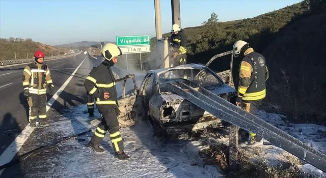 Kuzey Marmara Otoyolu’nda bariyere çarparak yanan otomobildeki 3 kişi yaralandı