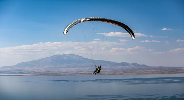 Van’da düzenlenen Yamaç Paraşütü ve Paramotor Hedef Şampiyonası antrenman uçuşlarıyla başladı