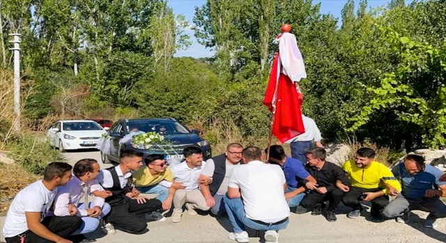 Bilecik’teki düğününde çeşmede ıslanmaktan kurtulan damat leğende çamaşır yıkadı