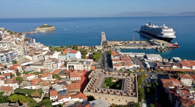 Kuşadası’na dev kruvaziyerle 2 bin 600 turist geldi