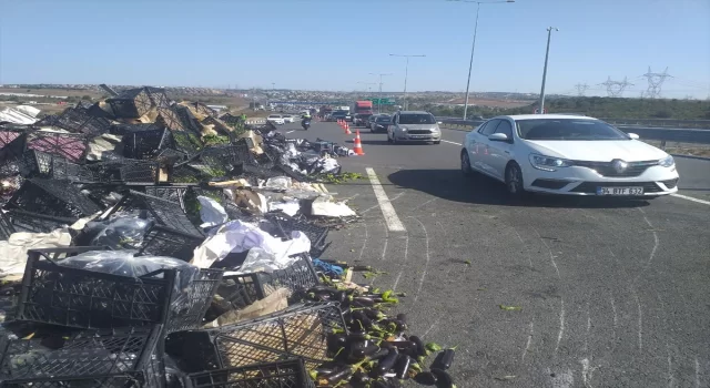 Pendik’te devrilen sebze yüklü tırın dorsesi ulaşımın aksamasına yol açtı