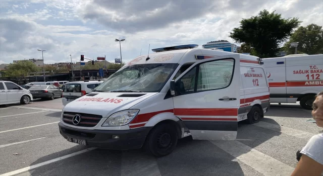 Fatih’te otomobilin çarptığı ambulans devrildi, 3 kişi yaralandı