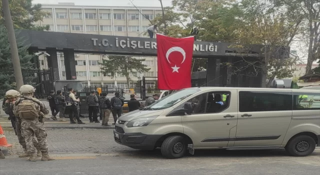 Ankara’da terör saldırısının düzenlendiği yere Türk bayrağı asıldı