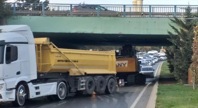 Kartal’da iş makinesi yüklü tırın alt geçitte sıkışması trafik yoğunluğu oluşturdu