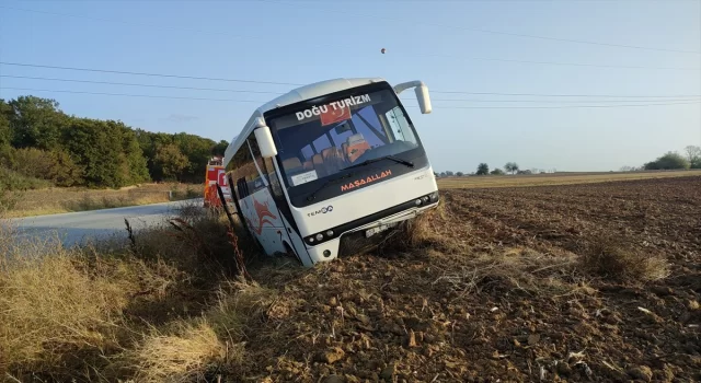 Tekirdağ’da lastiği patlaması sebebiyle yoldan çıkan servisteki 3 işçi yaralandı