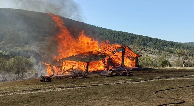 Karabük’te 3 samanlık ve 1 odunluk yandı