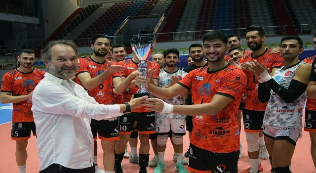 Alanya Belediyespor, 9. TSYD İzmir Voleybol Turnuvası’nda şampiyon oldu