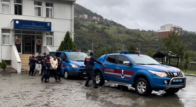 Artvin’de firari şüpheli ile yurt dışına kaçışına yardım eden 2 kişi tutuklandı