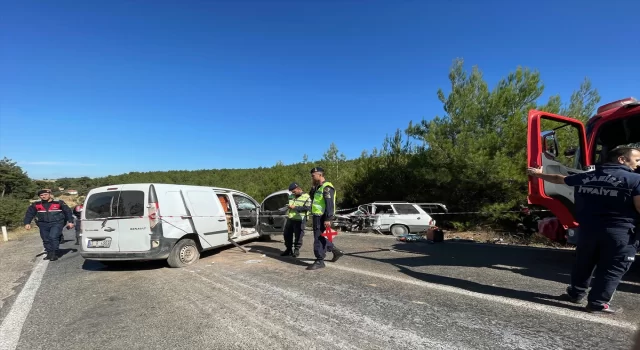 Manisa’da araba ile hafif ticari aracın çarpıştığı kazada 2 kişi öldü, 3 kişi yaralandı