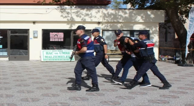 Jandarma olduğunu söyleyerek yaşlı kadını dolandıran şüpheli yakalandı