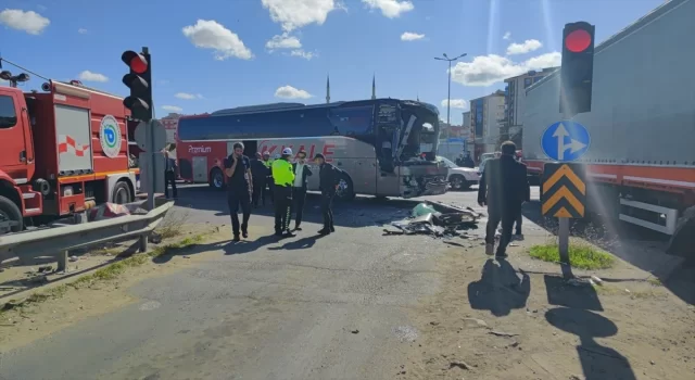 Tekirdağ’da otobüsle tırın çarpıştığı kazada 6 kişi yaralandı