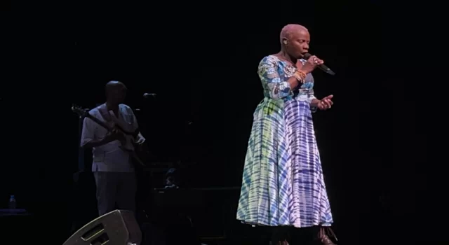 Beninli şarkıcı Angelique Kidjo, Beyoğlu Kültür Yolu Festivali’nde konser verdi