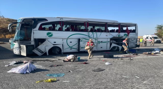 GÜNCELLEME 2 Şanlıurfa’da otomobille çarpışan otobüsün devrilmesi sonucu 2 kişi öldü, 25 kişi yaralandı