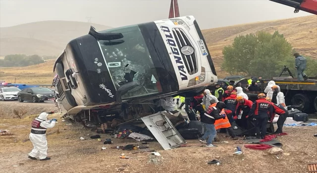 GÜNCELLEME  Sivas’ta yolcu otobüsü devrildi, 4 kişi öldü, 34 kişi yaralandı