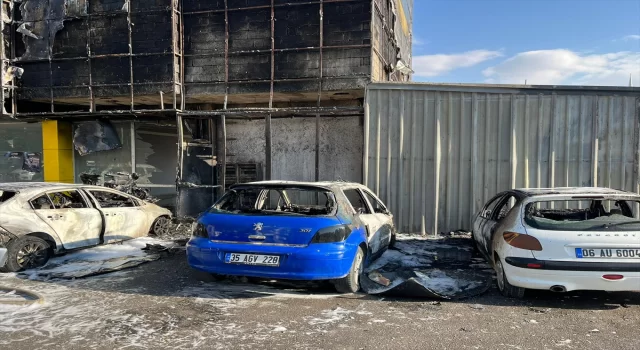 Gaziantep’te iş merkezinde çıkan yangında 5 araç zarar gördü