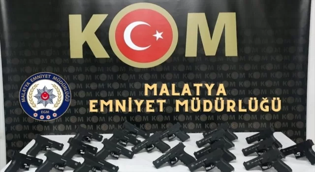 Malatya’da otomobilde ruhsatsız 20 tabanca ele geçirildi