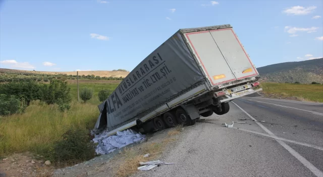 Kilis’te çarpışan tırla midibüsün sürücüleri yaralandı