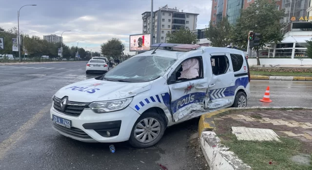 Elazığ’da otomobille çarpışan ekip aracındaki 2 polis yaralandı