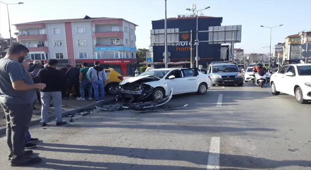 Kocaeli’de taksi ile otomobilin çarpıştığı kazada 4 kişi yaralandı