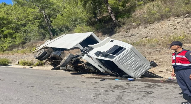 Antalya’da devrilen çöp kamyonundaki 1 işçi öldü, 2 kişi yaralandı