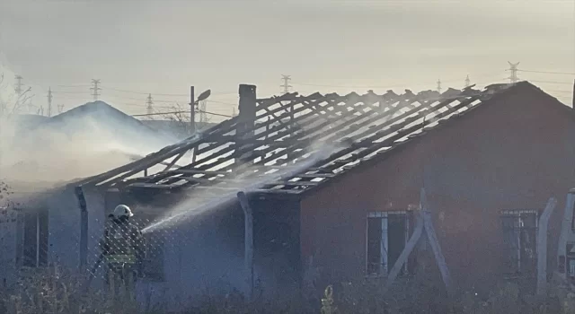 Tuzla’da bir gecekondu yandı