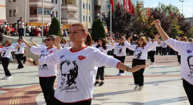 Karabük’te 100 kişi aynı anda zeybek oynadı