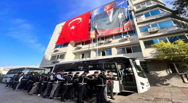 İzmir’de FETÖ’ye yönelik ”Kıskaç” operasyonunda 28 şüpheli tutuklandı