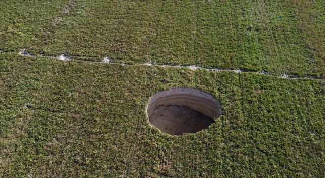 Konya’da yaklaşık 27 metre çapında, derinliği 12 metreyi bulan obruk oluştu