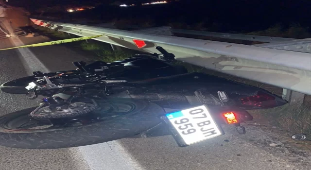 Antalya’da bariyerlere çarpan motosikletteki 2 kişi öldü