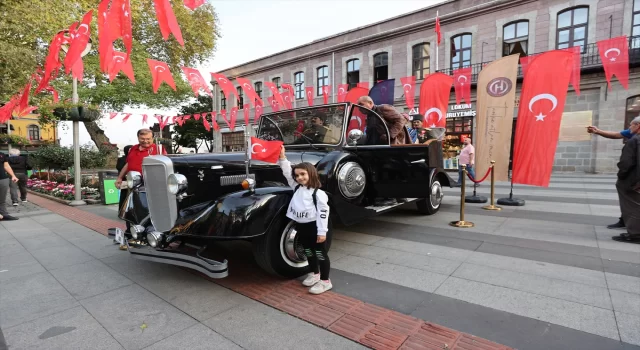 Atatürk’ün makam aracı olarak kullandığı otomobilin benzeri Trabzon’da sergilendi