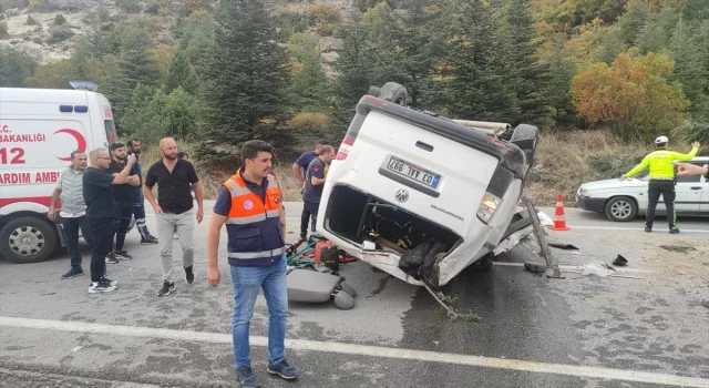 Kütahya’da devrilen minibüsün sürücüsü öldü