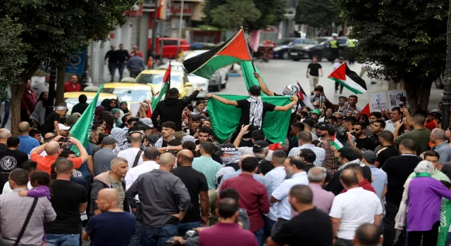 İsrail’in Gazze saldırıları işgal altındaki Batı Şeria’da protesto edildi