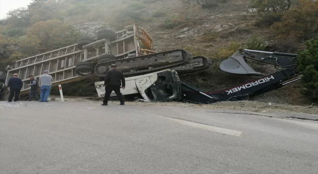 Çorum’da iş makinesi taşıyan tır devrildi, 2 kişi öldü