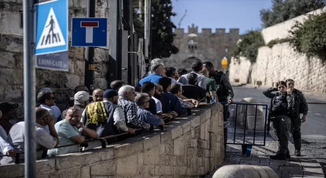 İsrail, Filistinli gençlerin Mescidi Aksa’da cuma namazı kılmasına tekrar müsaade vermedi